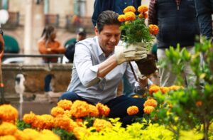 Con miles de flores de cempasúchil ayuntamiento adorna las plazas públicas-Morelia Informativo1