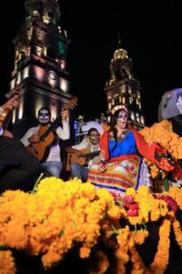 Desfile de Catrinas y Catrines rompe récord: reúne a más de 3 mil 200 participantes-Morelia Informativo2