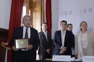 Entrega de Mérito Periodístico a Ignacio Roque Madriz: Ernesto Núñez-Morelia Informativo1