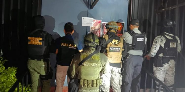 FGE ejecuta orden de cateo en el municipio de Pátzcuaro: decomisa droga y detiene a dos personas