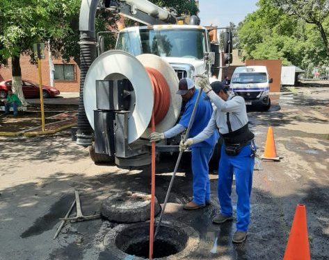 OOAPAS revisa condiciones de rejillas 3 - Morelia Informativo