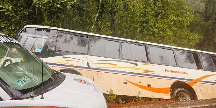 Camión de pasajeros se sale de la carretera en la Pátzcuaro-Uruapan