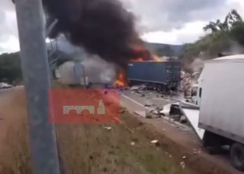 Chocan tres tractocamiones sobre la autopista Siglo XXI, San Ángel Zurumucapio