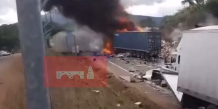 Chocan tres tractocamiones sobre la autopista Siglo XXI, San Ángel Zurumucapio