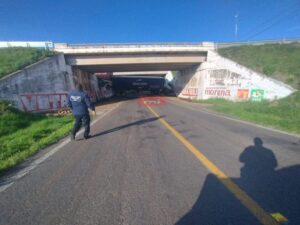 accidente tráiler carretera Coeneo-Huaniqueo 2 - Morelia Informativo