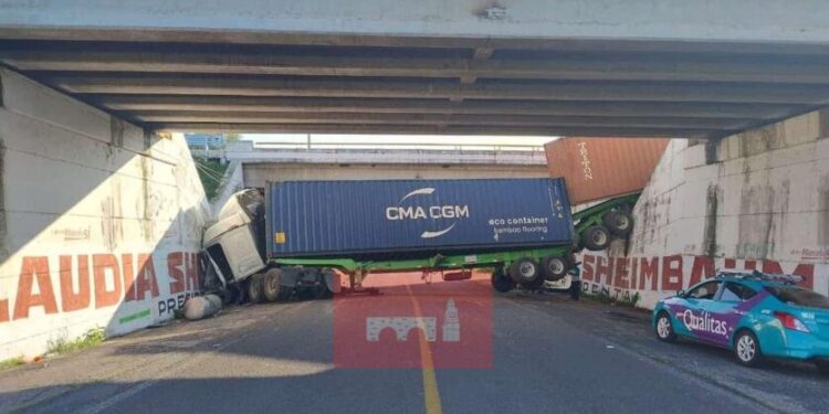 accidente tráiler carretera Coeneo-Huaniqueo - Morelia Informativo