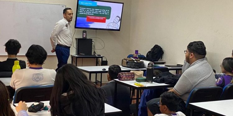 FGE capacita a estudiantes de preparatoria para el combate a la extorsión, en Hidalgo