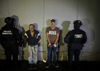 Detienen a 2 presuntos responsables de ataque en farmacia, en Uruapan