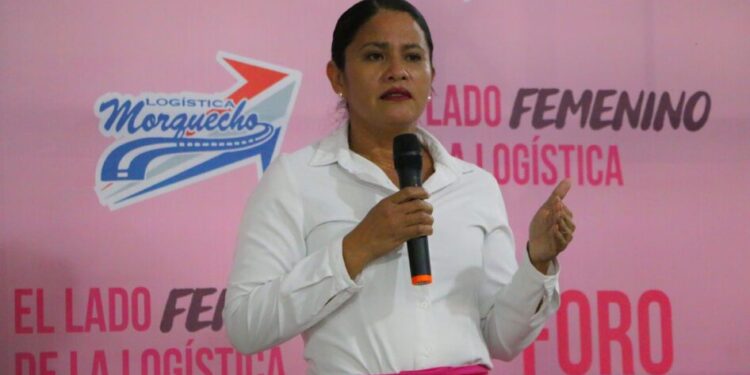 función de la mujer frente al usuario transporte público