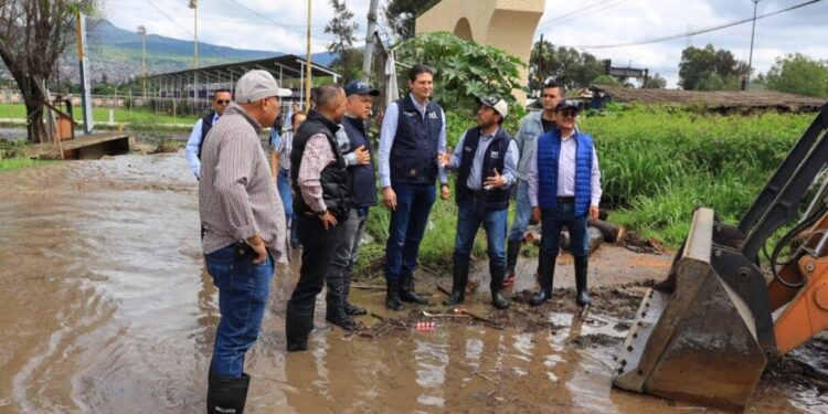 Alfonso Martínez supervisa trabajos de desazolve