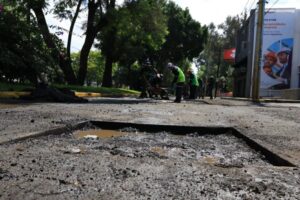 atención bacheo Av Camelinas