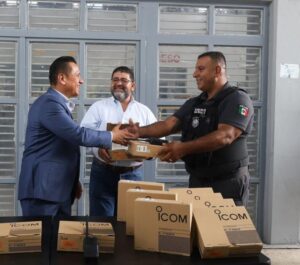 Carlos Torres Piña entrega equipamiento centros penitenciarios