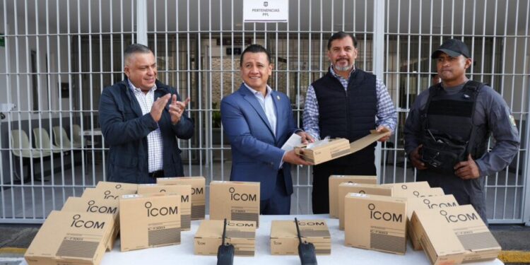 Carlos Torres Piña entrega equipamiento centros penitenciarios