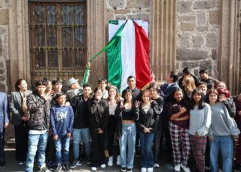 Estudiantes reciben a Alfonso Martínez