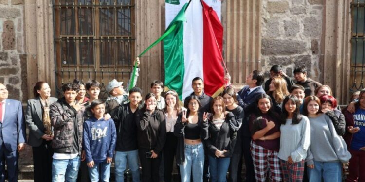 Estudiantes reciben a Alfonso Martínez