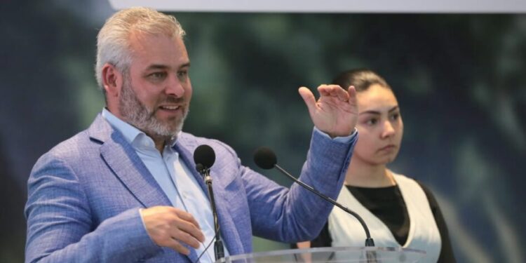 Firma decreto certificación contra deforestación en Michoacán