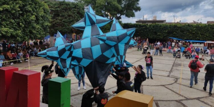 Globos de cantoya Tiríndaro