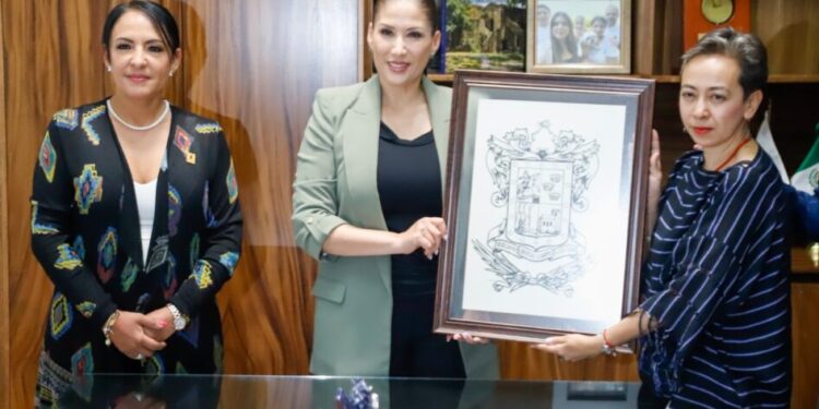 Recibe Ivonne Pantoja Abascal réplica del Escudo Oficial del Estado de Michoacán-Morelia Informativo