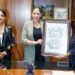 Recibe Ivonne Pantoja Abascal réplica del Escudo Oficial del Estado de Michoacán-Morelia Informativo