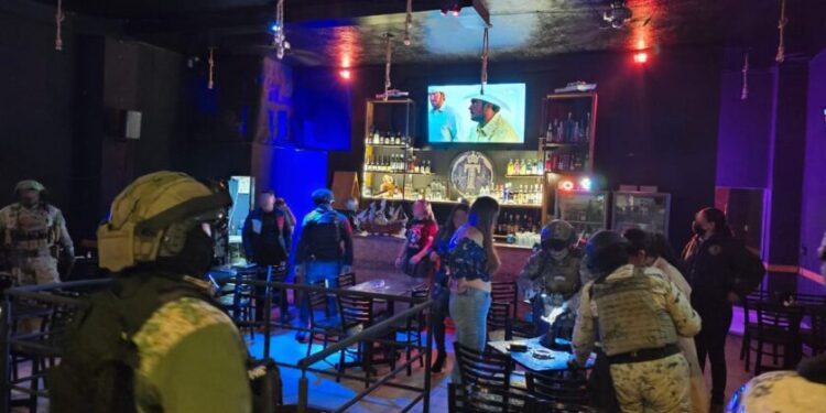 Dos personas detenidas y droga asegurada, resultado de cateo realizado en un bar de la colonia Loma Real-Morelia Informativo