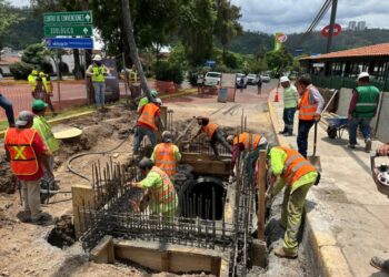 Rehabilita SCOP colector tras socavón en avenida Camelinas de Morelia-Morelia Informativo