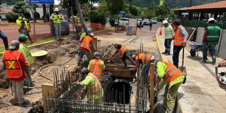 Rehabilita SCOP colector tras socavón en avenida Camelinas de Morelia-Morelia Informativo