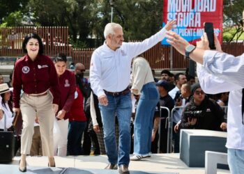 Inaugura Bedolla obras en bajopuente Paso Morelos
