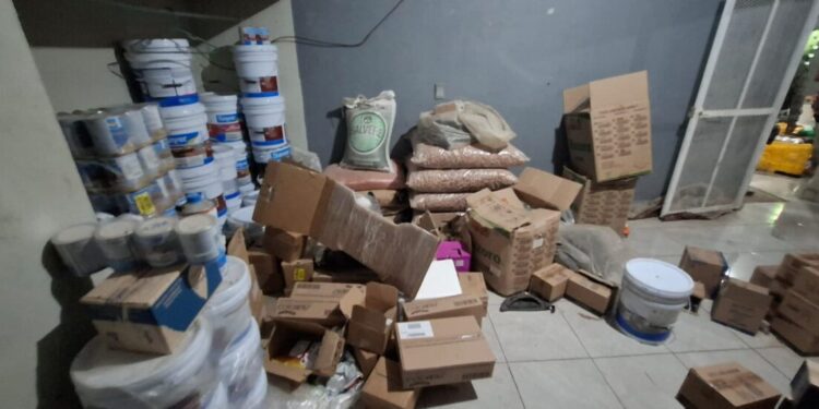 En cateo interinstitucional ejecutado en Santa Ana Amatlán, se aseguraron productos de aseo personal, pintura, alimentos y un arma AK-47-Morelia Informativo