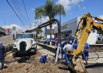 OOAPAS atiende socavón de Salida a Mil Cumbres