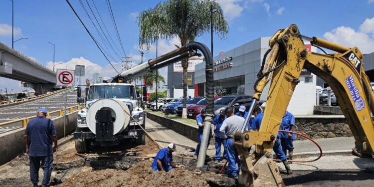 OOAPAS atiende socavón de Salida a Mil Cumbres