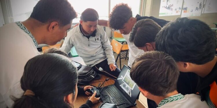 Rífatela estudiando una de las 42 carreras técnicas profesionales