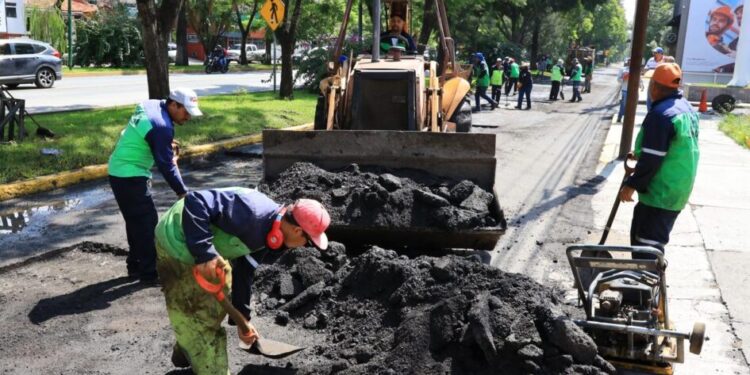 atención bacheo Av Camelinas