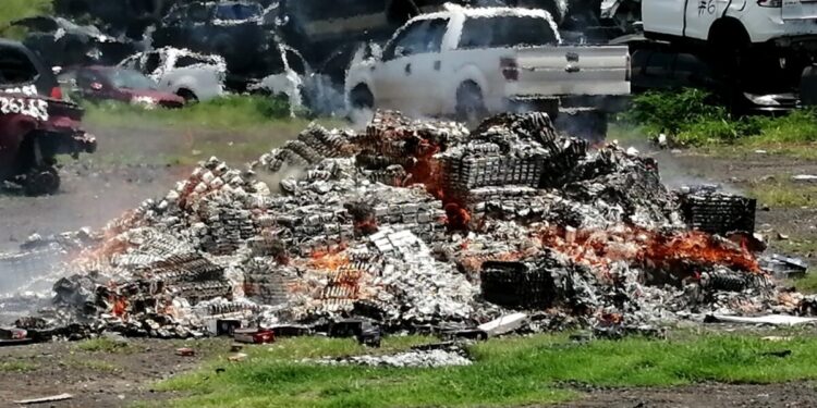 incineran productos apócrifos e insumos utilizados para consumo de droga