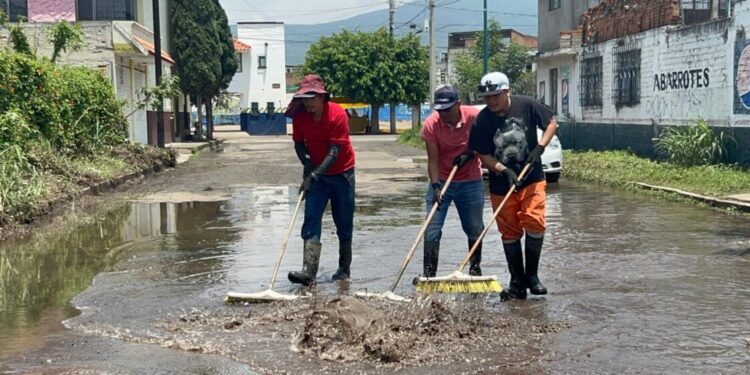 Ayuntamiento de Morelia realiza limpieza en colonia afectada por las inundaciones