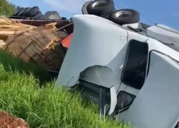 Vuelca tráiler que transportaba madera