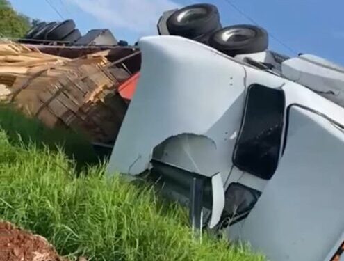 Vuelca tráiler que transportaba madera