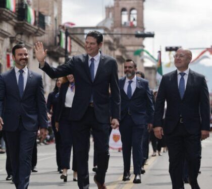 Encabeza Alfonso Martínez colorido desfile cívico militar