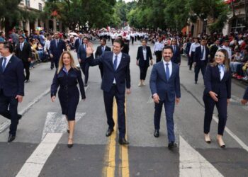 Alfonso Martínez participa en desfile conmemorativo por natalicio de José María Morelos y Pavón