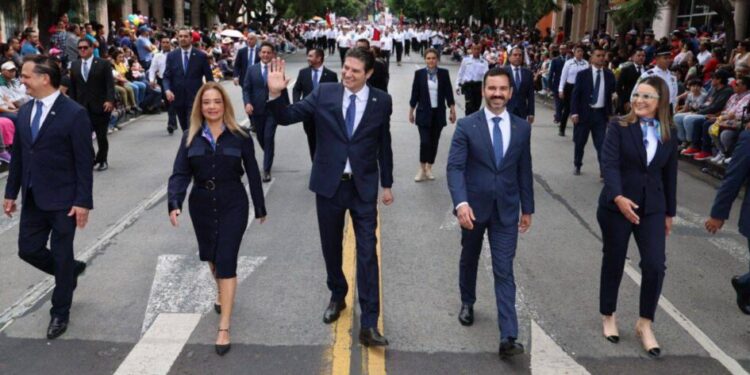 Alfonso Martínez participa en desfile conmemorativo por natalicio de José María Morelos y Pavón