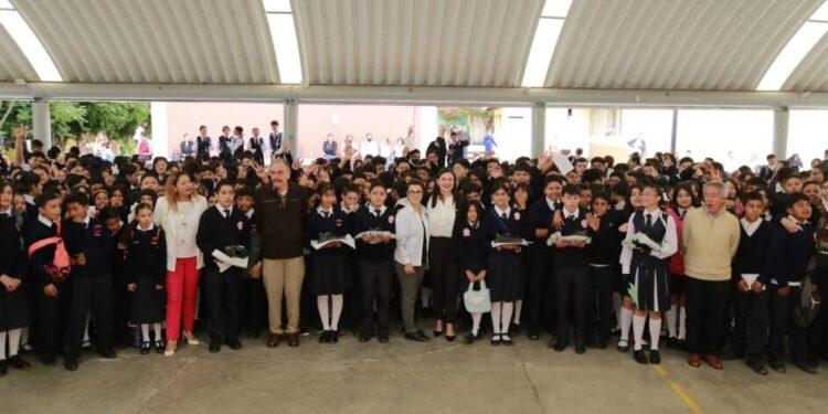 Tenis de Jalo a Estudiar, apoyo a la economía familiar: jóvenes beneficiados