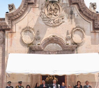 Presencia Bedolla desfile cívico militar por el 214 Aniversario de la Independencia de México