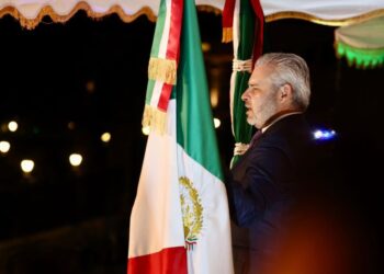 Ante miles de michoacanos, Bedolla da el Grito de Independencia