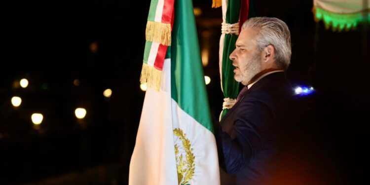 Ante miles de michoacanos, Bedolla da el Grito de Independencia