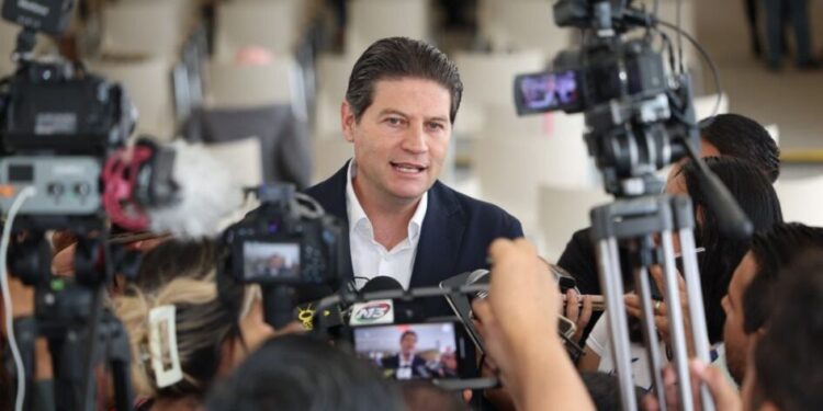 Llama Alfonso Martínez a senadores a no ser “levanta dedos”-Morelia Informativo