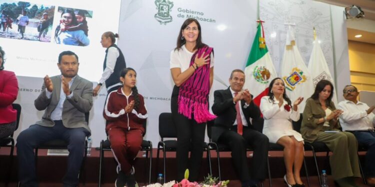 SEE inicia entrega de más de 3 mil tenis a estudiantes del Conafe-Morelia Informativo