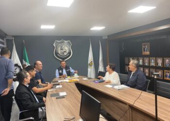 SE REÚNEN OMBUDSPERSON Y COORDINADOR DE LOS CENTROS PENITENCIARIOS DE MICHOACÁN. 03 de septiembre del 2024. El Ombudsperson de Michoacán, Marco Antonio Tinoco Álvarez, y el Coordinador de los Centros Penitenciarios de Michoacán, Elías Sánchez García, sostuvieron una reunión de trabajo. Se abordaron temas como capacitación para custodios y personal de los Centros Penitenciarios para salvaguardar el respeto a los Derechos Humanos y a la propia Constitución. De igual forma se acordó revisar quejas; continuar con la supervisión y calificación a los centros de reclusión de la entidad. De esta forma la CEDH continúa trabajando en la integralidad de los Ejes como Defensa, Cultura, Gobernanza y Fortalecimiento Institucional en beneficio de las y los ciudadanos.