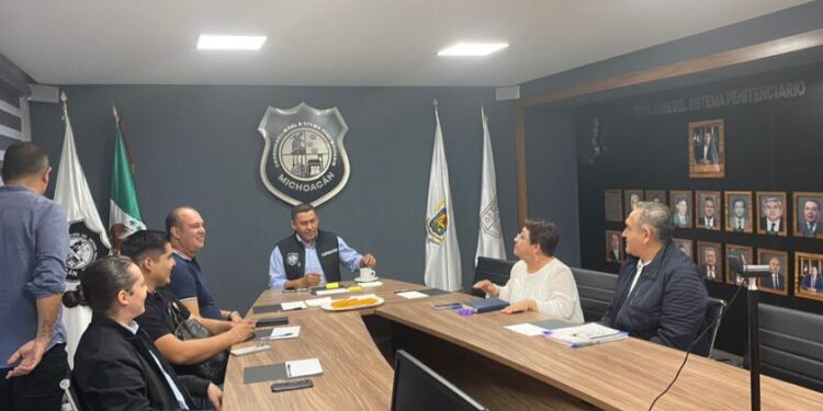 SE REÚNEN OMBUDSPERSON Y COORDINADOR DE LOS CENTROS PENITENCIARIOS DE MICHOACÁN. 03 de septiembre del 2024. El Ombudsperson de Michoacán, Marco Antonio Tinoco Álvarez, y el Coordinador de los Centros Penitenciarios de Michoacán, Elías Sánchez García, sostuvieron una reunión de trabajo. Se abordaron temas como capacitación para custodios y personal de los Centros Penitenciarios para salvaguardar el respeto a los Derechos Humanos y a la propia Constitución. De igual forma se acordó revisar quejas; continuar con la supervisión y calificación a los centros de reclusión de la entidad. De esta forma la CEDH continúa trabajando en la integralidad de los Ejes como Defensa, Cultura, Gobernanza y Fortalecimiento Institucional en beneficio de las y los ciudadanos.