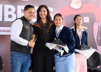 Cerca de 26 mil estudiantes de región Uruapan reciben sus tenis: SEE-Morelia Informativo