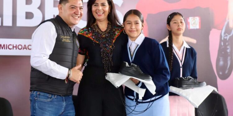Cerca de 26 mil estudiantes de región Uruapan reciben sus tenis: SEE-Morelia Informativo