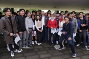 Bedolla muestra a estudiantes de la UMSNH cabina del teleférico de Morelia-Morelia Informativo1